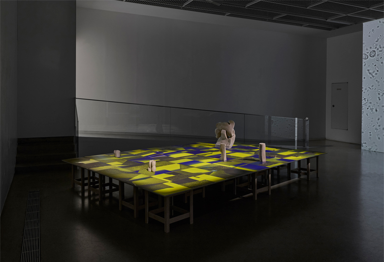 ����� ����